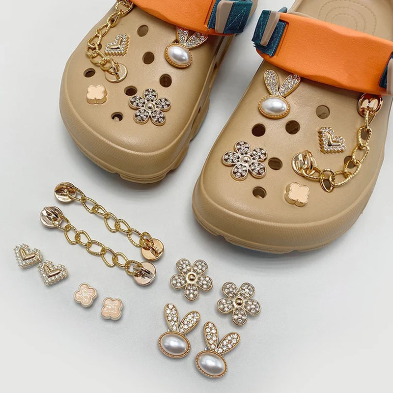 Women'S Crocs with Detachable Accessory Chain, Featuring a Rabbit Design, Are Casual, Breathable Beach Sandals